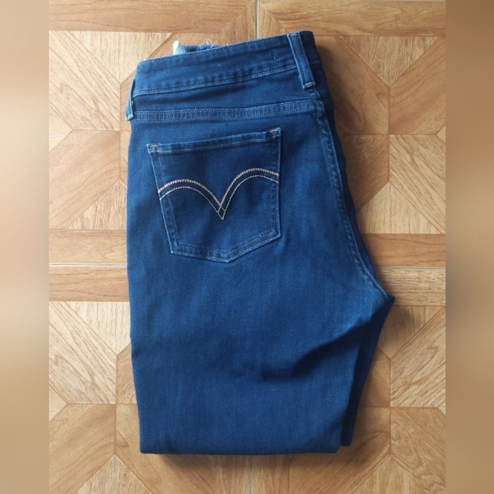 Levi's dark wash535 super skinny - size 32